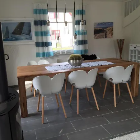 Holiday home Reethaus Seeadler Mit Sauna, Terrasse, Garten Glowe